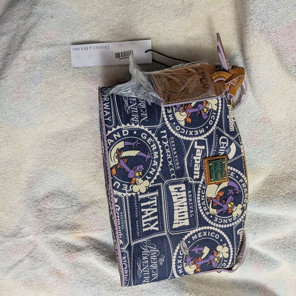 Dooney & Bourke 2017 Epcot Food And Wine Festival Crossbody Bag - Picture 9 of 9